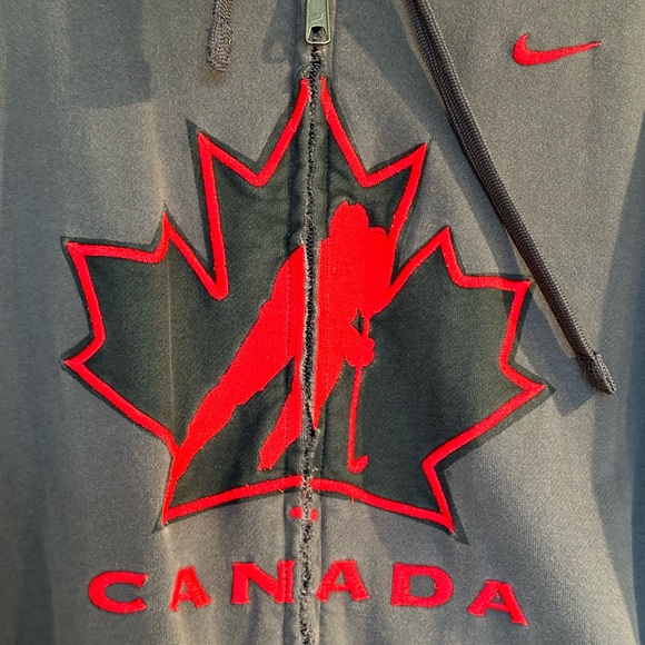 Sport the ultimate in comfy, Team Canada hoodie 🇨🇦 - Picture 5 of 6